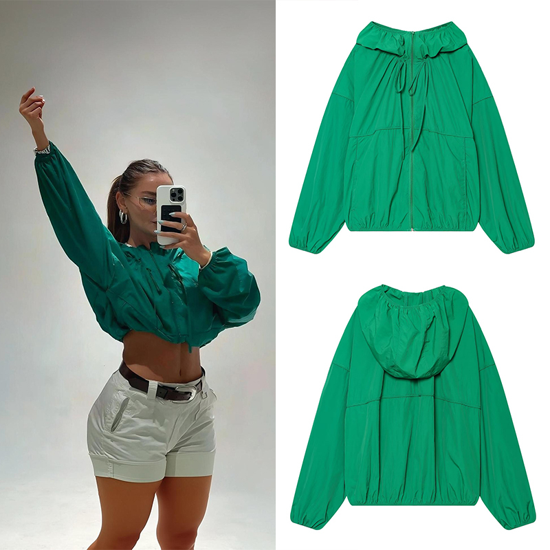 Street Fashion Trends 2026 - Chaqueta con capucha de tejido técnico